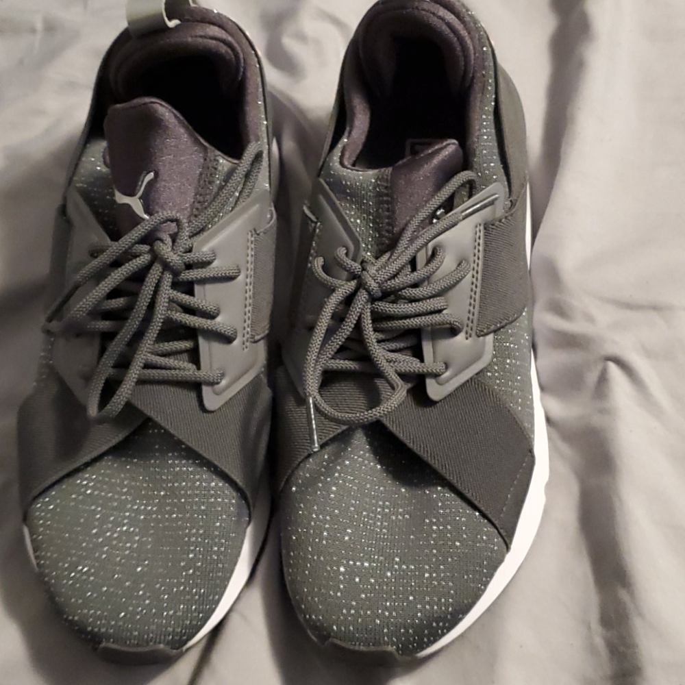 Womans grey and pink pumas